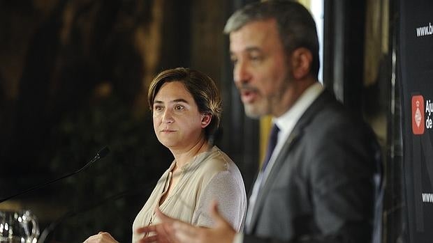 Colau, junto a Collboni, durante la presentación de su acuerdo con el PSC