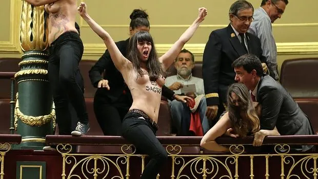 Femen en su asalto al Congreso a pecho descubierto en 2013