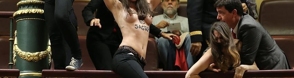 Femen en su asalto al Congreso a pecho descubierto en 2013