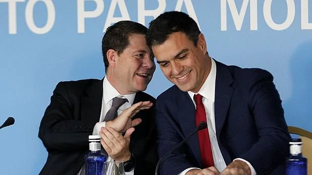 Emiliano García Page junto a Pedro Sánchez en octubre de 2015