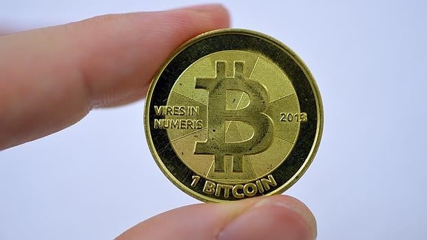 Simulación del bitcoin, una moneda virtual que se cambia a 454 dólares aproximadamente