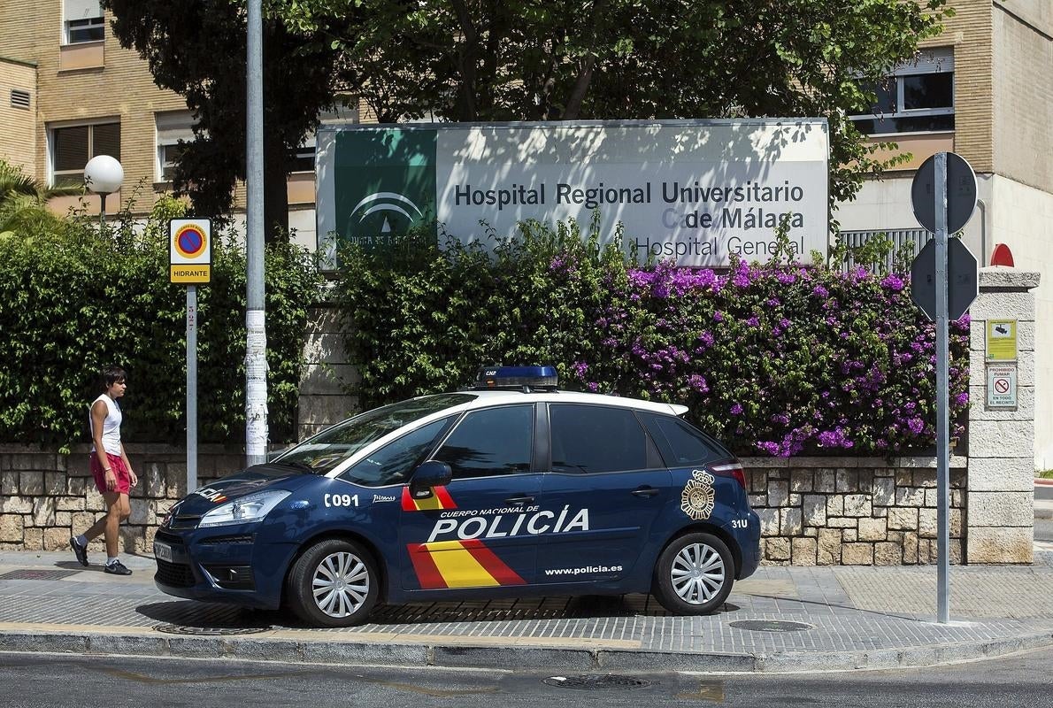 Un coche de la Policía Nacional frente a un hospital en Málaga