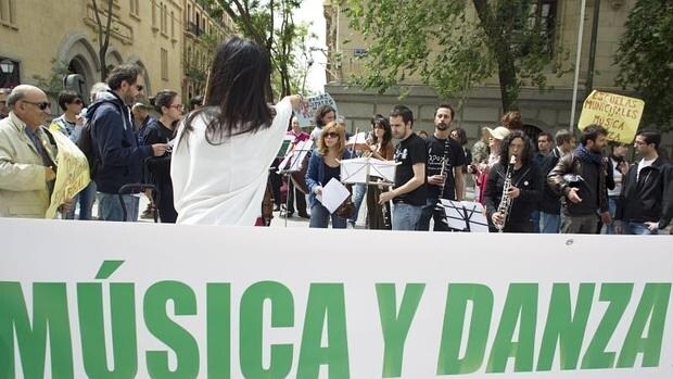 Los músicos tocan en Cibeles, frente a la sede del Ayuntamiento de Madrid, para protestar contra la situación precaria de las escuelas municipales