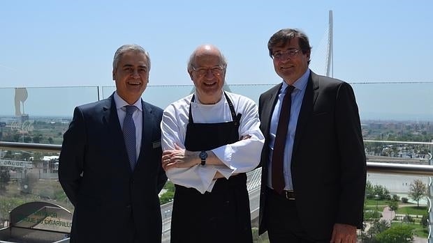 El cocinero gerundense Jaume Subirós, con el director de El Corte Inglés Avenida de Francia, Joaquin Cervero, y el director regional de comunicación Pau Pérez Rico