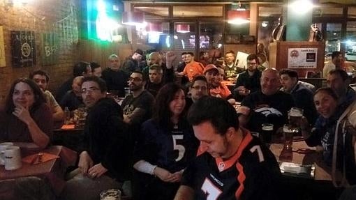 Aficionados al deporte en el Old Trafrord Bar