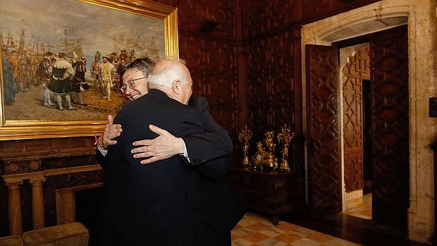 Puig abraza al exministro Moratinos este jueves en Valencia