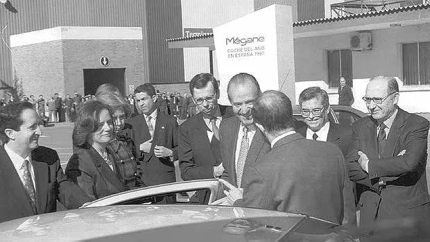 La ministra Loyola de Palacio y el entonces presidente de la Junta, Juan José Lucas, acompañaron a los monarcas durante la visita a las instalaciones de Renault en 1997