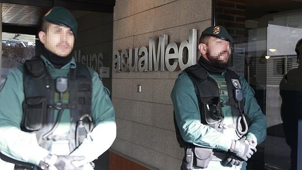 La Guardia Civil durante un registro en la sede de Acuamed