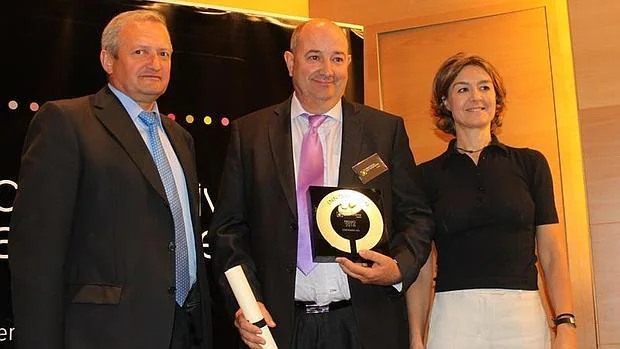 Julio Bacete recogió el premio de manos de la ministra de Agricultura y el presidente de Cooperativas