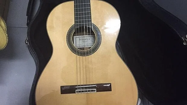 La guitarra que acaba de ser devuelta a la escuela municipal de música Manuel de Falla