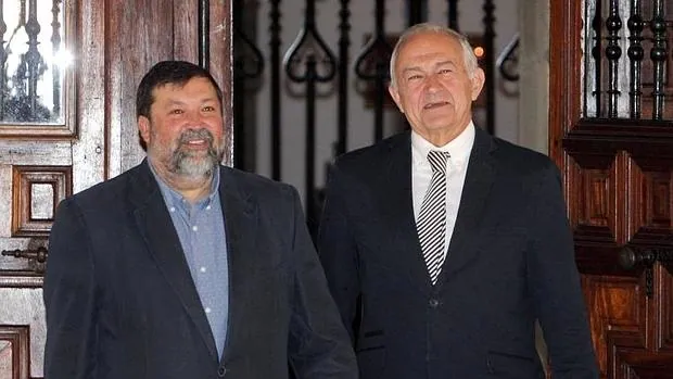 Francisco Caamaño y José Luis Méndez Romeu, en las puerta del Hostal de los Reyes Católicos
