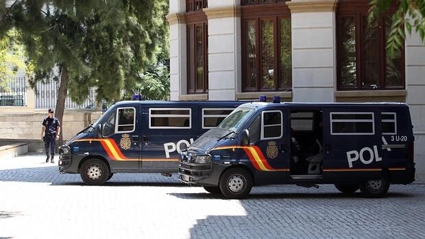 Imagen de archivo de furgones de la Policía en Valencia