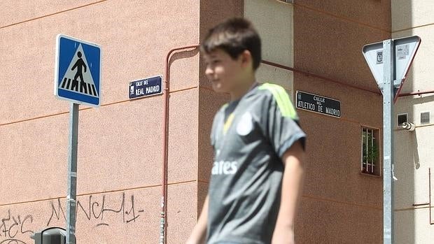 El lugar donde se cruzan las calles Real Madrid y Atlético de Madrid