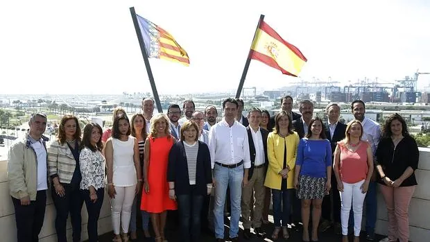 Foto de familia de los candidatos del PP al Congreso y al Senado por Valencia este sábado
