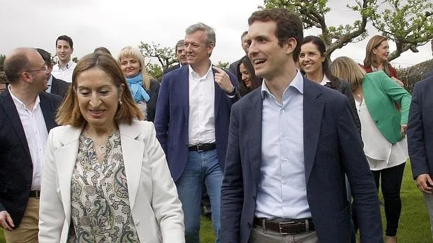 La ministra de Fomento y candidata del PP de Pontevedra, Ana Pastor, junto al vicesecretario de Comunicación del Partido Popular, Pablo Casado, en Pontevedra