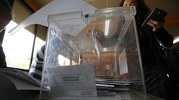 Imagen de una urna en una jornada electoral