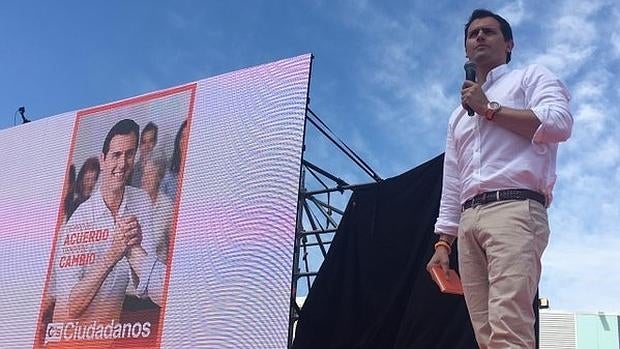 Ciudadanos ensaya en Valencia su campaña con un duro discurso hacia Podemos y el PP