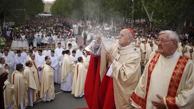 Multitudinaria misa al aire libre y procesión del Corpus en Valladolid