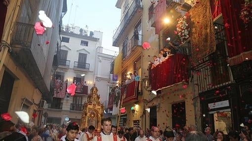 La custodia recorre las calles de Valencia