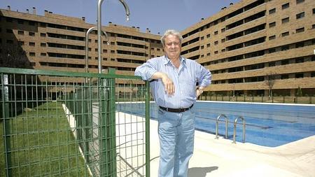 Francisco Hernando posa con las viviendas de El Quiñón de fondd