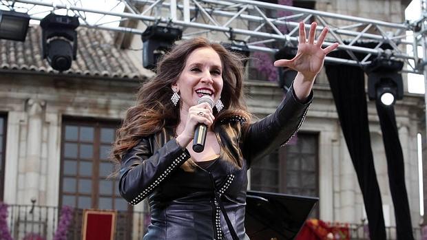 María Toledo, durante su actuación en la plaza del Ayuntamiento