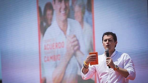 Rivera arranca la precampaña con una ofensiva contra Rajoy y se presenta como antídoto frente a Podemos