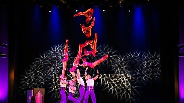 Los acróbatas del Circo de los Sentidos en su espectáculo Aihua, en el Teatro Calderón