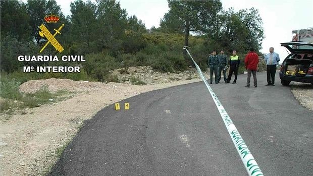 Inbestigadores en el paraje donde se encontró el cadáver en 2007.