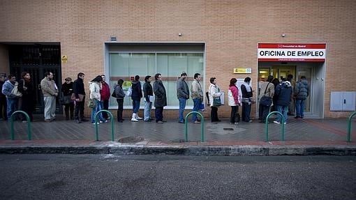 Fila de desempleados a las puertas de una oficina de empleo en Madrid