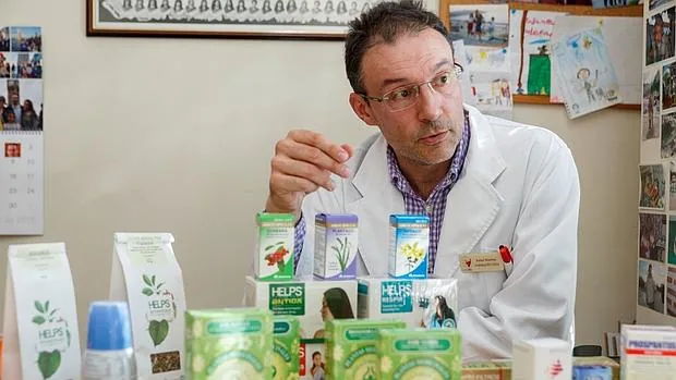 El farmacéutico Rafael Martínez muestra algunos de los productos de venta en su botica