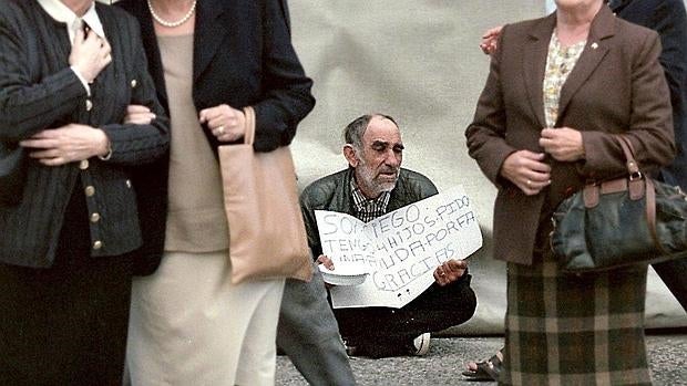 Indigente pidiendo limosna en una calle de Zaragoza