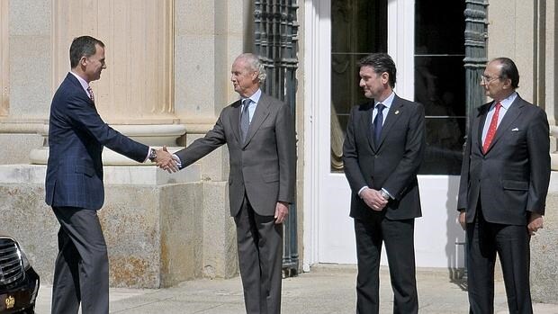 El Rey saluda al ministro Pedro Morenés a su llegada al Palacio Real de San Ildefonso