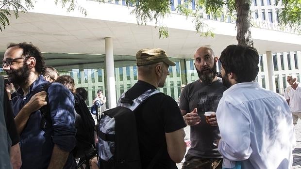 El concejal de la CUP, Gargante, con barba de frente, ayer en el juicioa los jóvenes Okupas de Can Vies