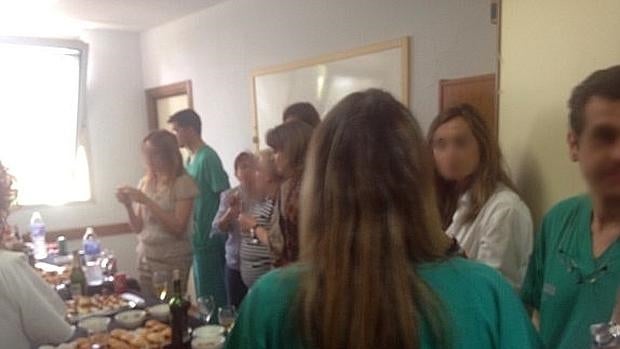 Sala en la que médicos y enfermeras celebraban la despedida de un compañero