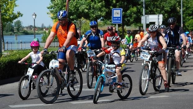 Niños y adultos participantes en el Día de la Bicicleta