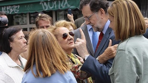 Mariano Rajoy saludando durante un acto en Guadalajara junto a María Dolores de Cospedal