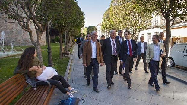 El ministro de Asuntos Exteriores, José Manuel García Margallo, paseó por la ciudad de Ávila junto al vicesecretario de Comunicación del PP y cabeza de lista por ávila, Pablo Casado