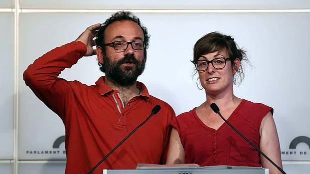 Benet Salellas, en el Parlamento catalán junto a Mireia Vehí