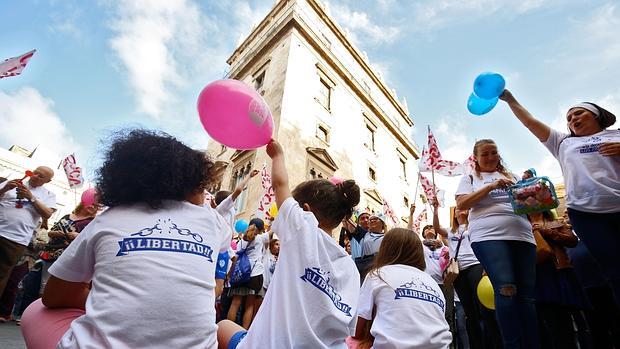 Participantes en el acto de protesta de este jueves frente al Palau de la Generalitat