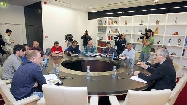 Trabajadores gallegos de Alcoa durante su reunión del martes con el conselleiro Conde