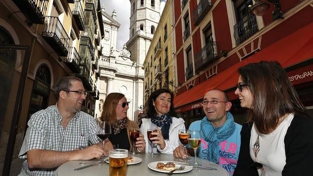 Un grupo de amigos disfrutando de los pinchos vallisoletanos