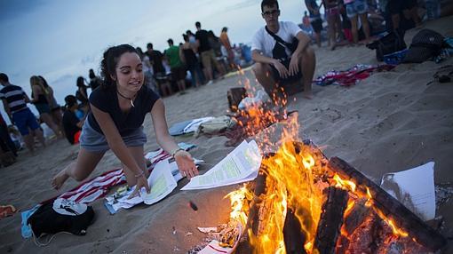 Imagen de la noche de San Juan en la playa de Las Arenas de Valencia