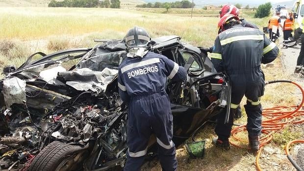 El turismo eque conducía la víctima quedó destrozado por la violenta colisión contra el camión