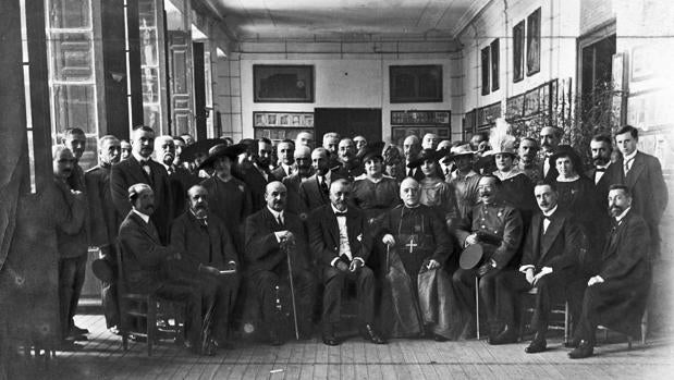 Foto de 1917 donde aparecen el conde de Casal, Ramiréz de Arellano, Erice,, Franco Rodríguez, el cardenal Guisasola, Martín Sedeño, Maymo y Aragonés