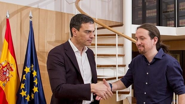 Pedro Sánchez y Pablo Iglesias durante una reunión en el Congreso de los Diputados