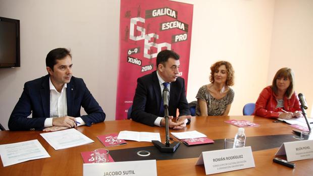 El conselleiro Román Rodríguez, durante la presentación de la cuarta edición de «Galicia Escena Pro»