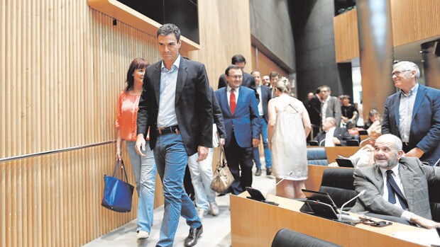 Sánchez entrando a una reunión del Grupo Socialista, con Manuel Chaves, abajo, en primer término