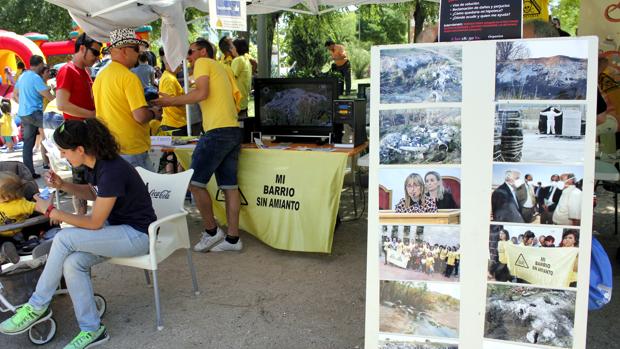 Vecinos participantes en la fiesta contra el amianto