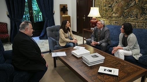 Krakenberger (primero por la izquierda), con el padre y una prima de Ibar, reunidos con la presidenta del Parlamento vasco, Bakartxo Tejería, el pasado jueves