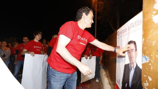 Vicente Arques, en la pegada de carteles de las municipales